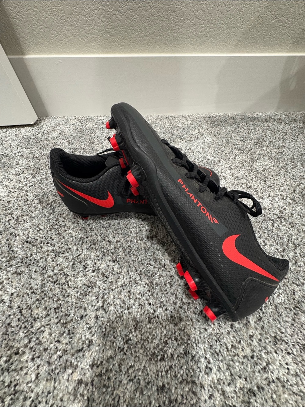 Nike Men’s Black and Red Phantom Soccer Cleats